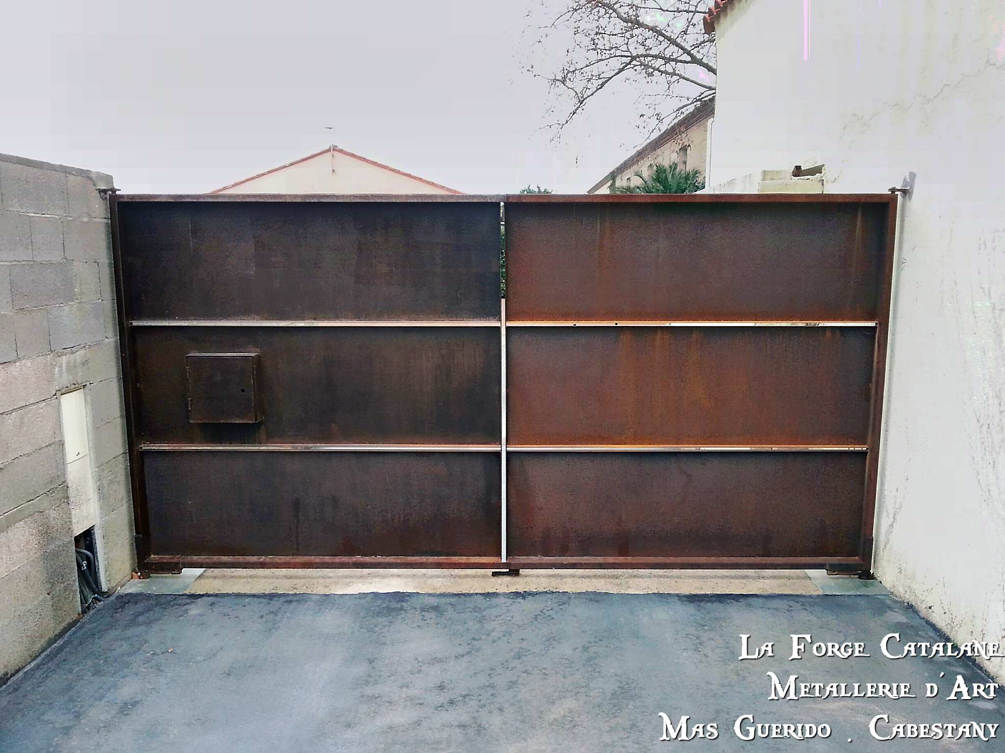 Portail effet caissonne tole simple face rouille boite aux lettres integree  forge catalane 2.jpg